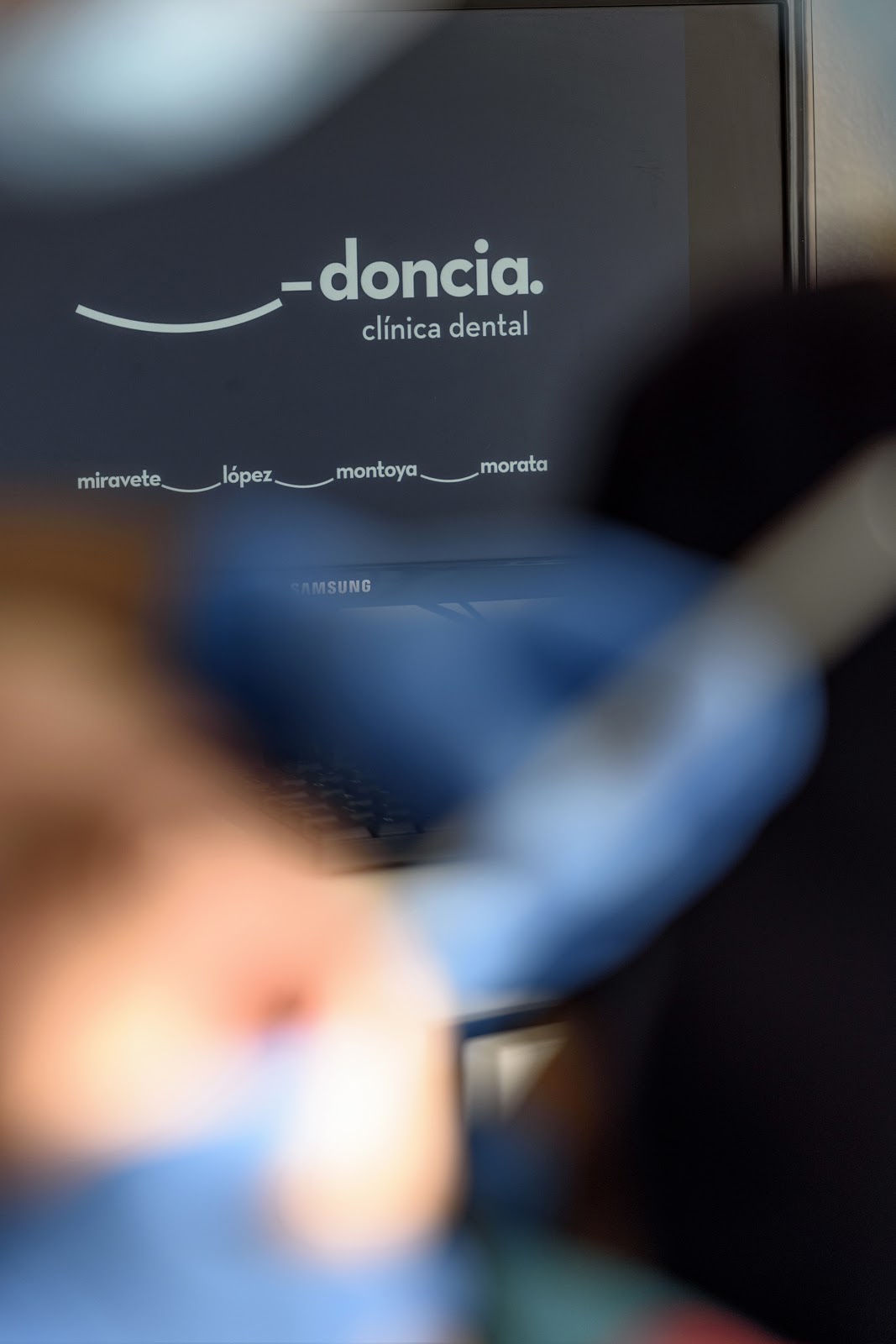 Fotografía real del gabinete de Doncia, con la marca de la clínica en el monitor